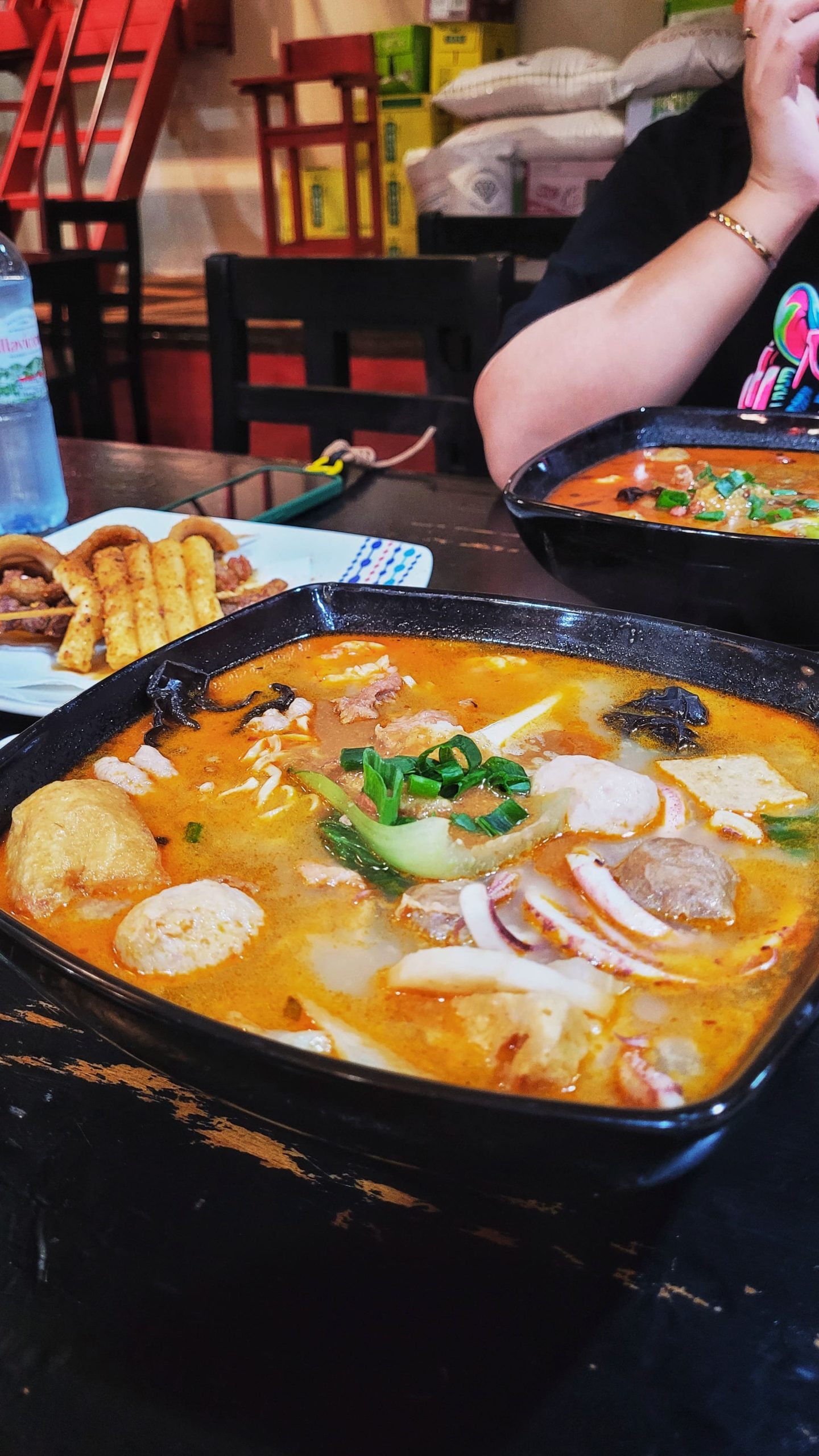 Malatang chino personalizado con mariscos, tofu, hongos y vegetales cocidos en caldo especiado