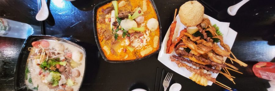 Pinchos de malatang fritos con vegetales, tofu y carnes, típicos de la gastronomía callejera china