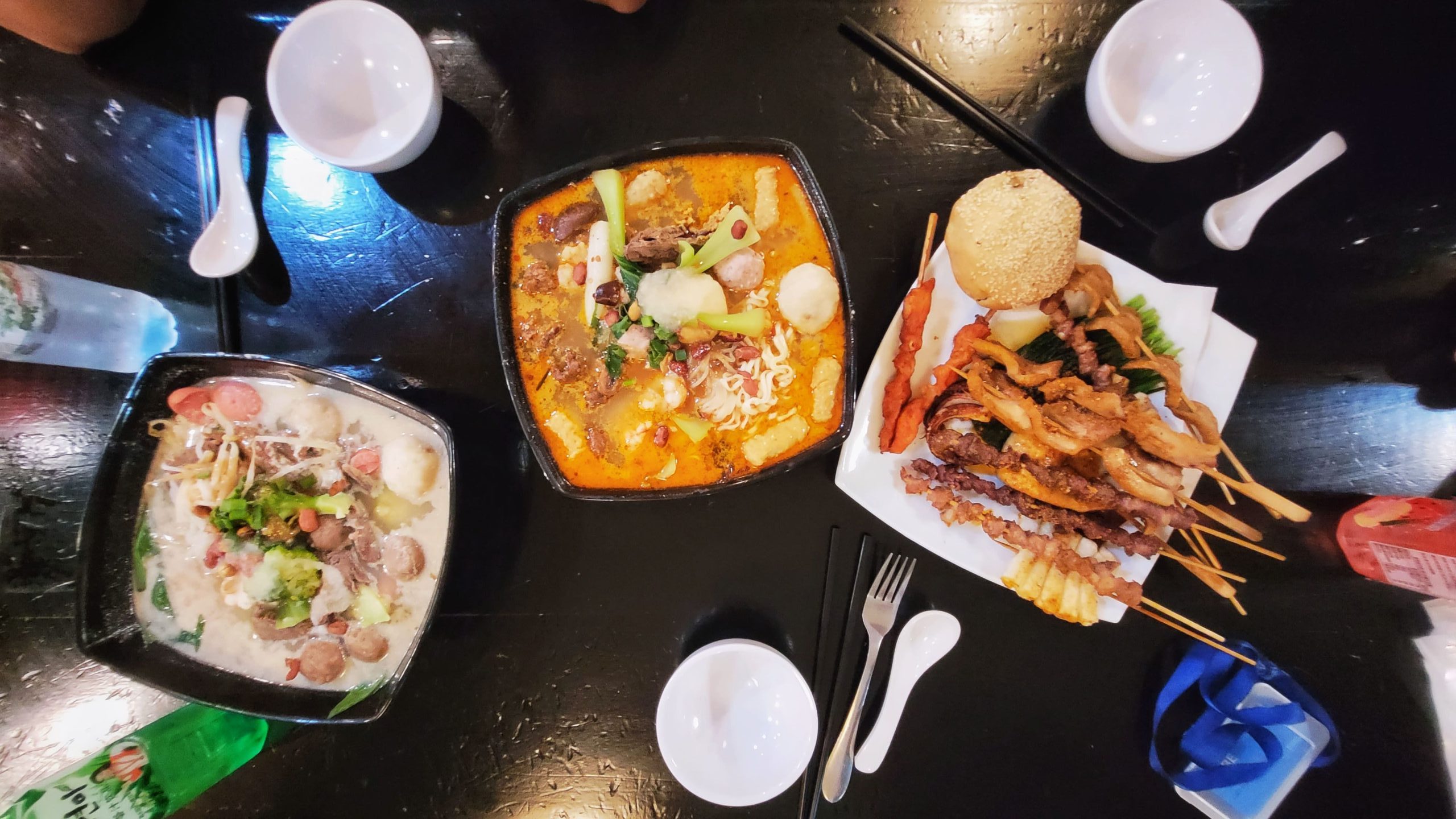 Pinchos de malatang fritos con vegetales, tofu y carnes, típicos de la gastronomía callejera china